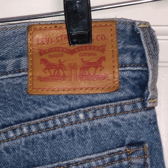 ⭐️Levi’s Distressed Boyfriend Jeans⭐️ - Picture 3 of 4